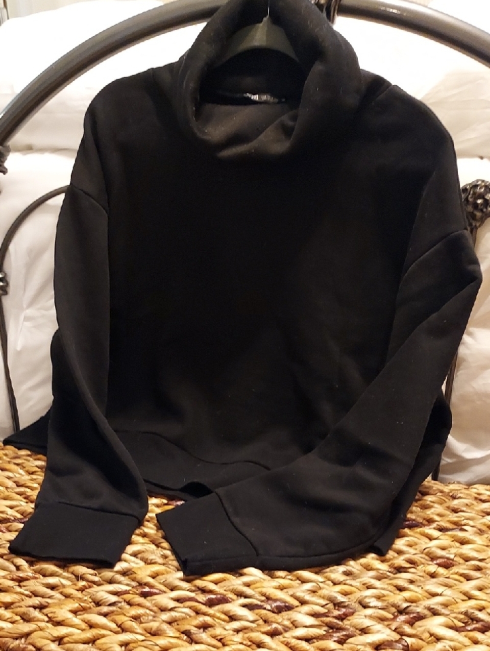 Womens Knit/ Sweatshirt